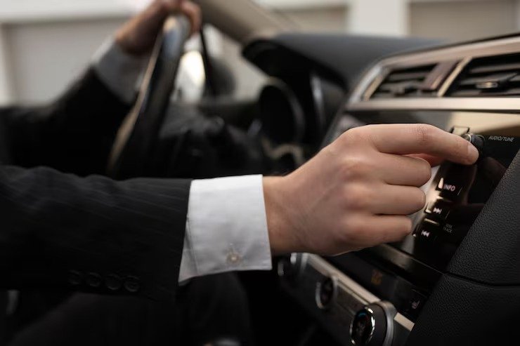 imageye___-_imgi_14_man-using-his-car-s-options-while-driving_23-2149149633