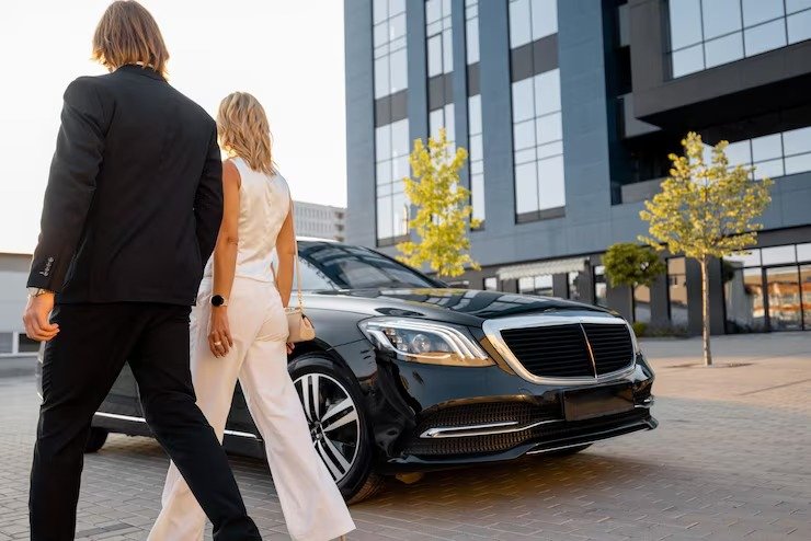 imageye___-_imgi_22_business-couple-walk-car-from-office-building_506452-23500