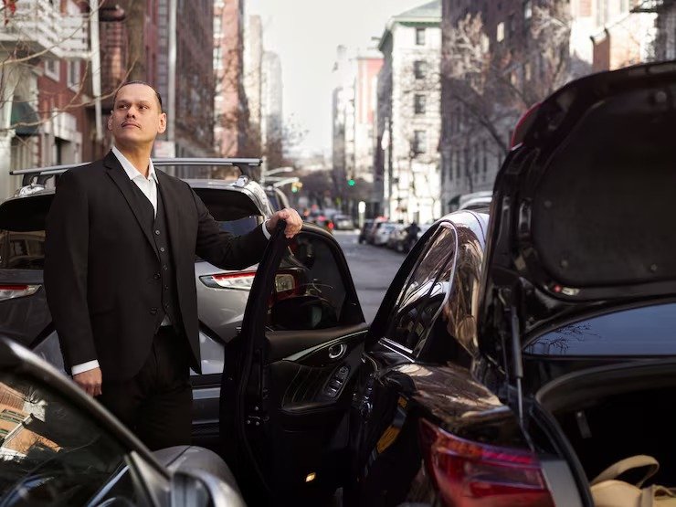 imageye___-_imgi_22_taxi-driver-getting-ready-customer_23-2149273336