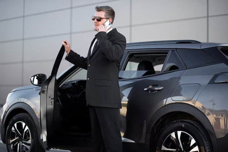 imageye___-_imgi_26_driver-with-opened-car-door_23-2149184283